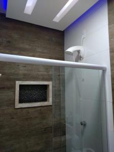 因达亚图巴Pousada Dos Comissarios的带淋浴的浴室和玻璃淋浴间