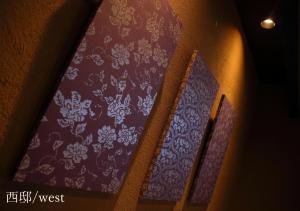 京都侯卡度假屋的紫色的墙,上面有白色的花