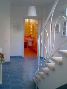 马蒂纳塔Casa Vacanze MARESOLE的一间带楼梯的浴室和一间带水槽的浴室