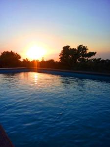 圣弗朗西斯科哈维尔VILLA Can Guillem d'es Puig的一座享有日落美景的游泳池