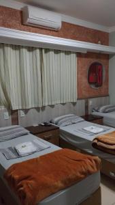 因达亚图巴Pousada Dos Comissarios的一间卧室配有两张床和风扇