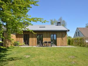 马尔梅迪Quaint Cottage in Mont near High Fens Nature Park的院子内带桌椅的小屋