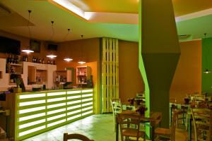 加利波利Antica Masseria Li Sauli的餐厅拥有绿色的墙壁和桌椅