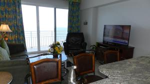 代托纳海滩Penthouse Floor 1 BR Resort Condo Direct Oceanfront Wyndham Ocean Walk - Daytona Funland 1908的带沙发和电视的客厅