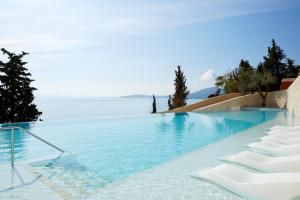 阿基奥斯·伊奥尼斯·佩里斯特Nido, Mar-Bella Collection的一个带椅子的游泳池,享有水景