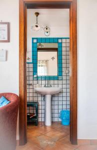 马拉泰亚B&B Mariposa的一间带水槽和镜子的浴室
