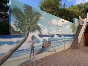 圣安娜Residence fruit de la passion F4的站在海滩上的人用棕榈树拍的壁画