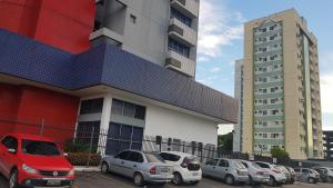 马瑙斯Apartamento Manaus Arena da Amazonia的停在大楼前的一组汽车