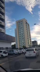 马瑙斯Apartamento Manaus Arena da Amazonia的停车场,停车场停在大楼前