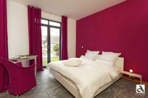 卡尔斯哈根Kapitaensweg 15的一间卧室设有一张紫色墙壁的大床