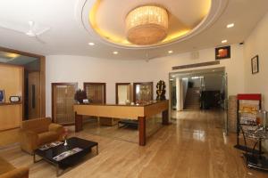 浦那Hotel Phoenix Koregaon Park的客厅配有乒乓球桌