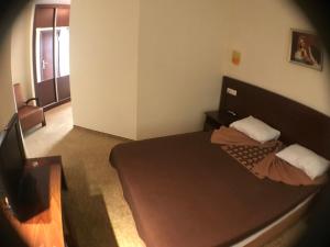 安塔利亚阿塔酒店的一间小卧室,配有一张床和电视
