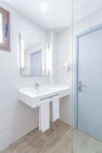 科洛尼亚圣霍尔迪拉戈公寓的白色的浴室设有水槽和镜子