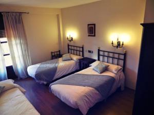 拉瓦纳尔德尔卡米诺Posada De Gaspar的一间酒店客房,房间内设有三张床