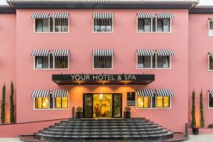 阿尔科巴萨阿尔科巴萨约尔酒店及Spa中心的粉红色的建筑,设有通往酒店的楼梯