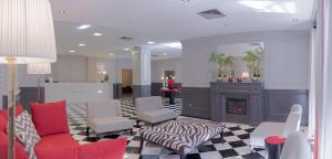 阿尔科巴萨阿尔科巴萨约尔酒店及Spa中心的客厅设有红色的沙发和壁炉