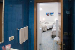 滨海波利尼亚诺Hotel San Giovanni的一间带一张床和镜子的卧室