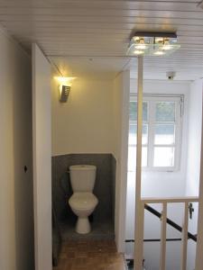 蒙绍Haus Tradition的一间位于客房内的白色卫生间的浴室
