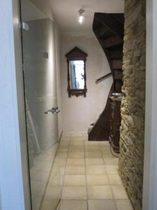 蒙绍Haus Tradition的浴室设有走廊、窗户和瓷砖地板。