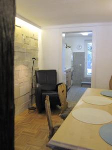 蒙绍Haus Tradition的一间设有黑椅子和一张桌子的房间