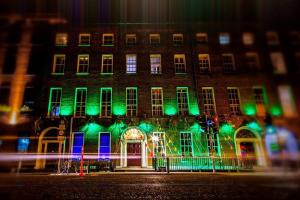 都柏林杰克逊科特酒店的前面有绿色和绿色的灯光的建筑