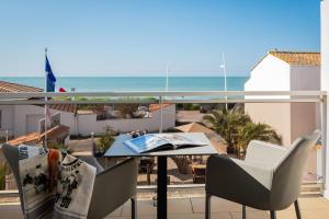 拉康提内勒法切欧克弗洛特酒店的一个带桌椅的海景阳台