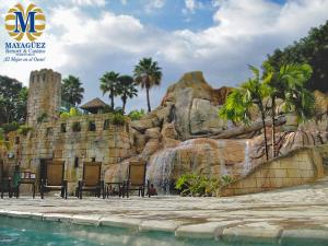 马亚圭斯马亚圭斯度假村和赌场度假酒店的一个带椅子和瀑布的水上公园