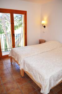 皮萨拉Casa Grande / Rosas Cantares的一间带大床的卧室和一个阳台