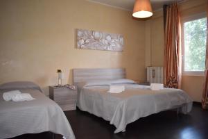 佩斯基耶拉德加达Lake moments的酒店客房设有两张床和窗户。