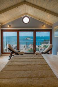 佩特罗瓦纳莫鲁Medin Apartments BluVista的一间卧室设有一张大床,享有海景