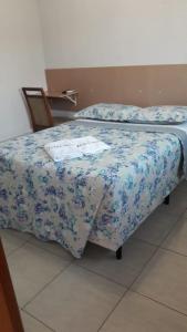 福莫萨Hotel New的一间卧室配有一张带蓝白色毯子的床