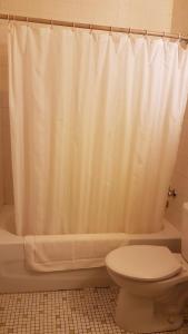 Oak PointHWY6HOTEL的浴室配有白色的浴帘和卫生间