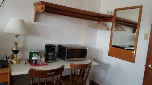 Oak PointHWY6HOTEL的厨房配有微波炉和桌椅