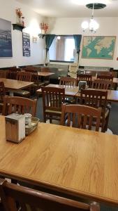 Oak PointHWY6HOTEL的一间空的教室,配有木桌和椅子