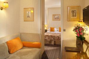 巴黎奥马努圣日耳曼酒店的酒店客房设有一张沙发和一张床