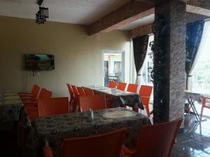 桑托斯将军城RSG微酒店的一间带桌子和橙色椅子的用餐室