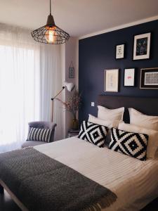 普罗旺斯艾克斯Studio Dolce Vita Aix en Provence的一间卧室设有一张床和蓝色的墙壁