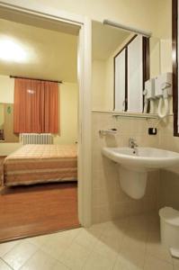 瓦尔玛德雷拉贝拉维斯塔酒店的一间带水槽和床的浴室