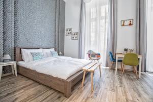 布达佩斯Budapest Passage 1的卧室配有一张床和一张桌子及椅子
