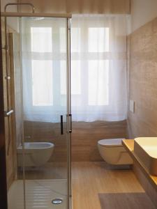 圣贝内代托-德尔特龙托Bel Fiore的带淋浴、卫生间和盥洗盆的浴室