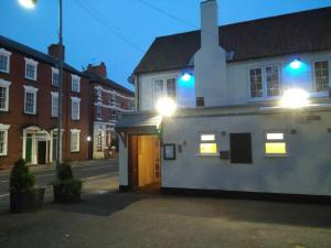 沃克索普The Tiger - formerly Cassia Rooms的街上有蓝色灯的白色房子