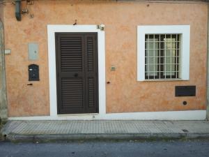 墨西拿Via Roma 12的大楼上的棕色门和窗户