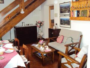 DantaLa casa di Beppe appartamento的客厅配有沙发和桌子