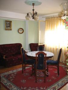 贝尔格莱德Garden的客厅配有桌椅和沙发