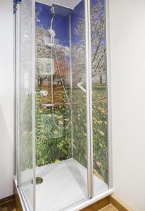 库姆巴赫埃尔特酒店的一间房间里带玻璃门的淋浴