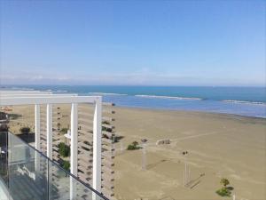里米尼玛达露酒店的从大楼的阳台上可欣赏到海滩景色