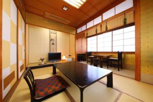 嬉野市高砂御宿日式旅馆的一间客房内配有桌椅的房间