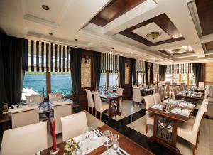 赫尔采格诺维菲亚曼蒂酒店的一间设有桌椅的海洋餐厅