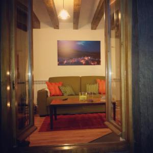 Horcajuelo de la SierraAL VIENTO, Alojamiento & Turismo Rural Horcajuelo的客厅配有沙发和桌子