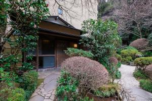 箱根山家庄日式旅馆的前面有花园的房子